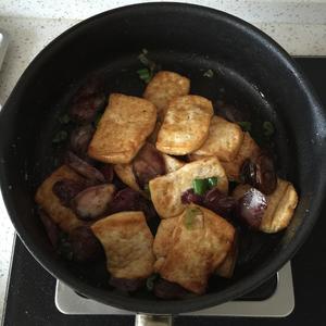 腊肠烩豆腐的做法 步骤3