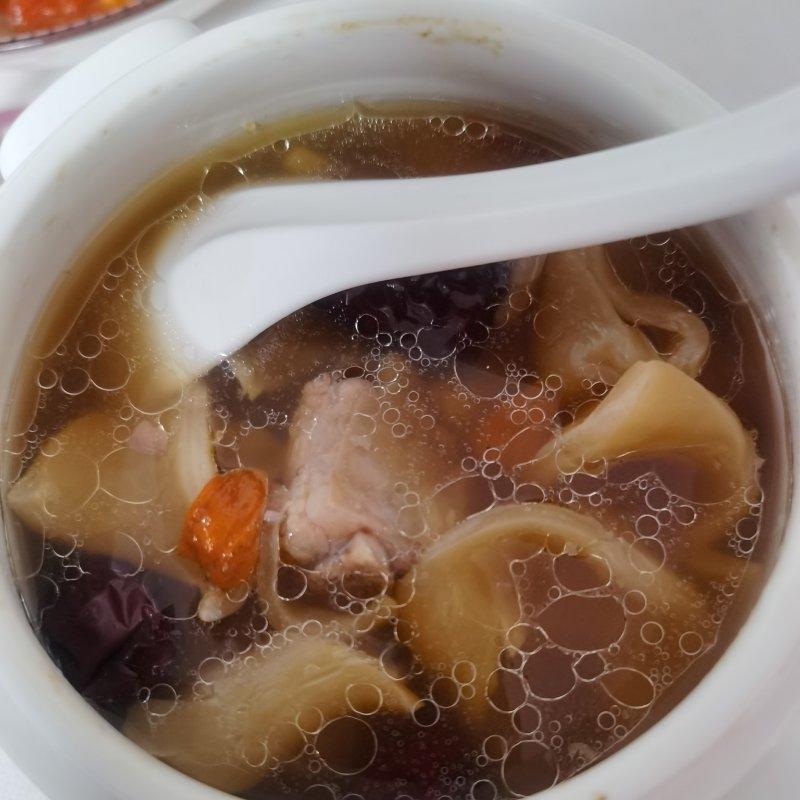 滋补花胶排骨汤