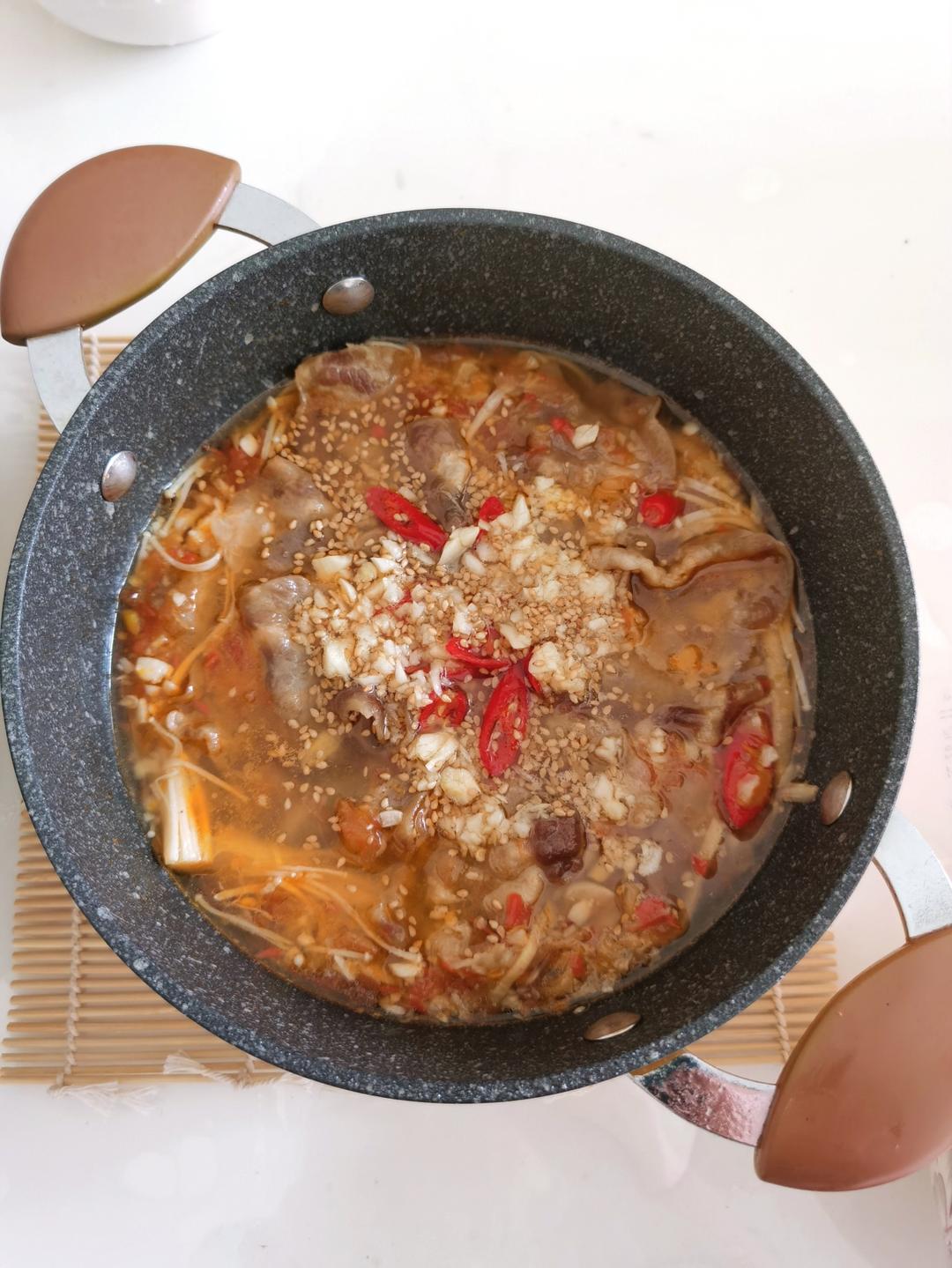 厨师长教你：“酸汤肥牛”的家常做法，金汤鲜香，酸辣开胃