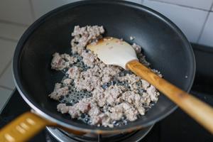 【北鼎烤箱食谱】泡豇豆炒肉烘蛋的做法 步骤2