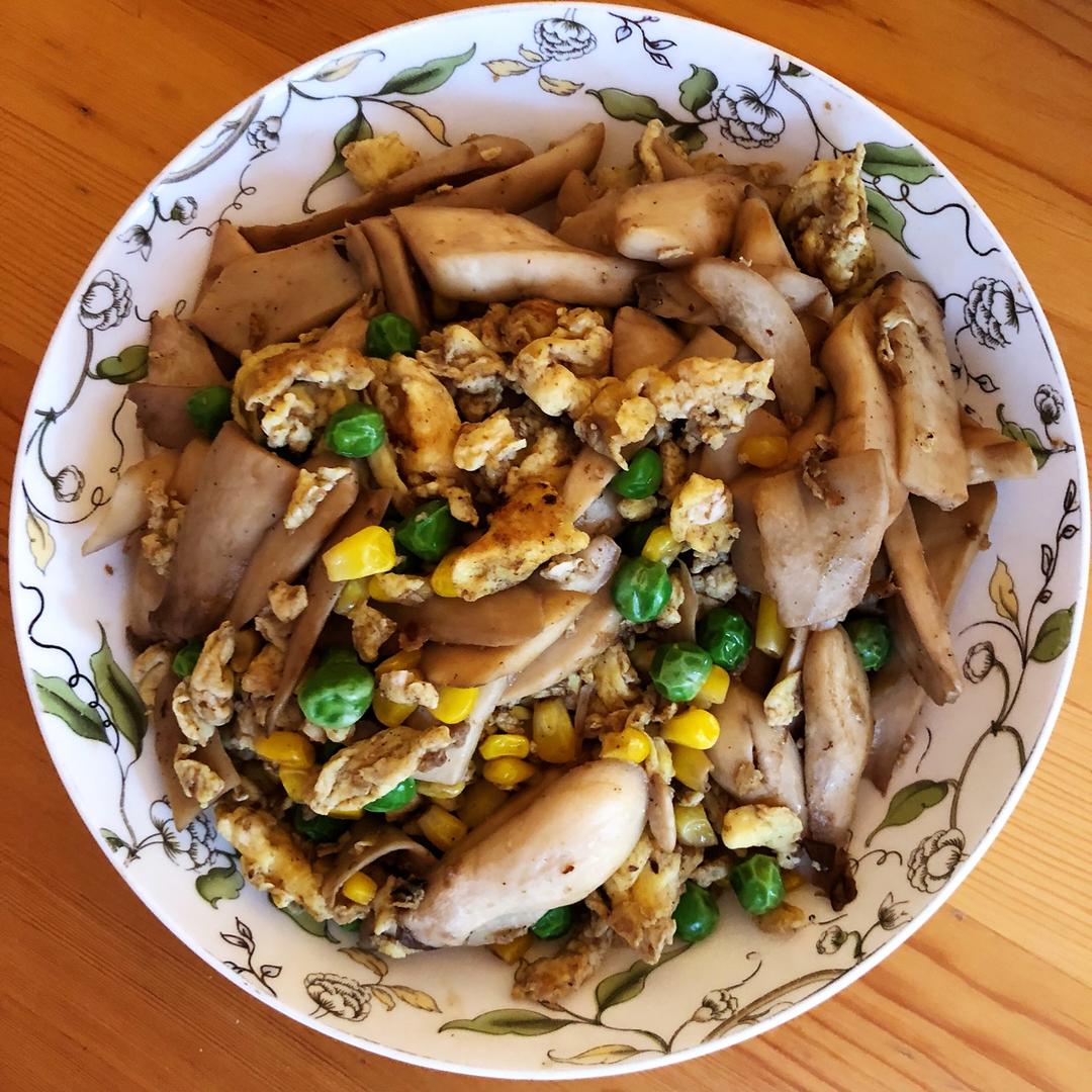 西子东子和安子做的鸡腿菇炒鸡蛋