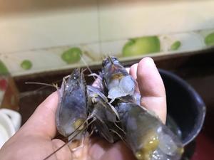 虾油香煎汶莱蓝虾、蓝虾刺身和炸虾头——一虾三味的做法 步骤4