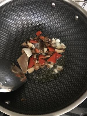 『排毒养颜』黄瓜木耳香菇红椒炒海米吹鱼的做法 步骤5