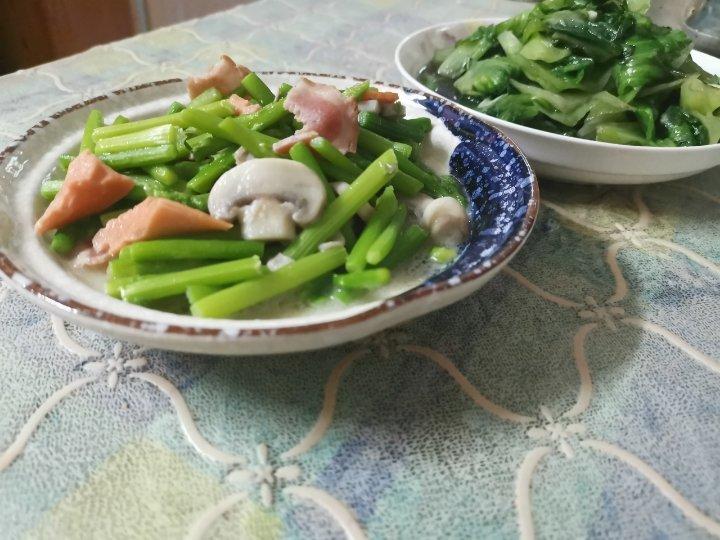 芦笋炒蘑菇