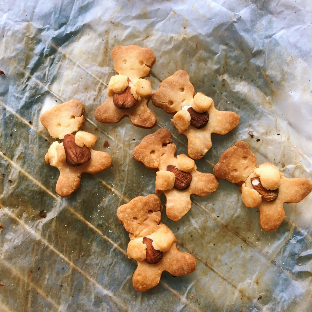 抱杏仁的小熊（造型饼干）