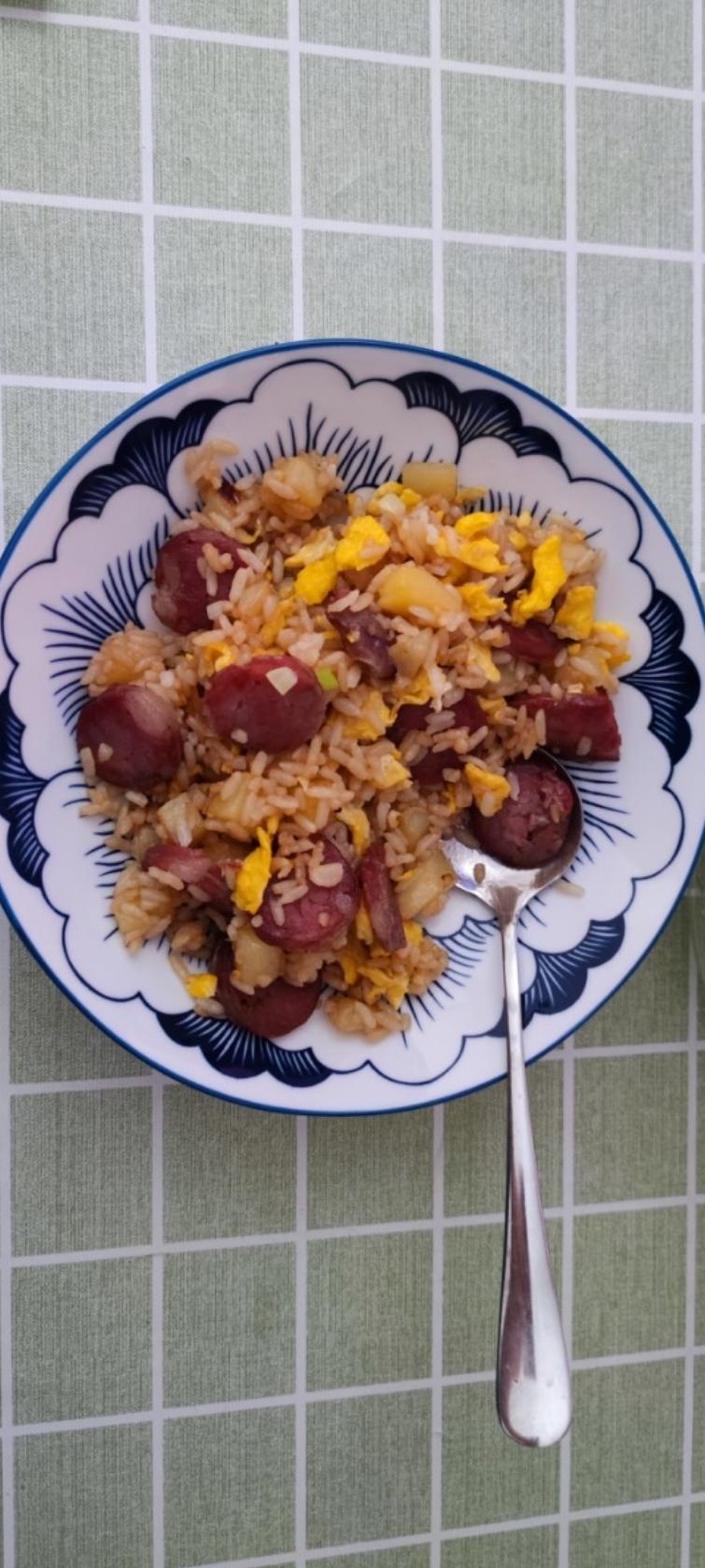 邻居抢着来我家吃土豆香肠炒饭，原来这么香！