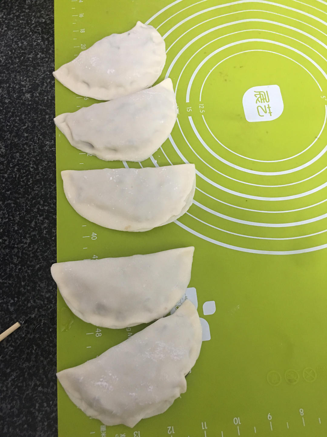 金黄酥脆的韭菜盒子