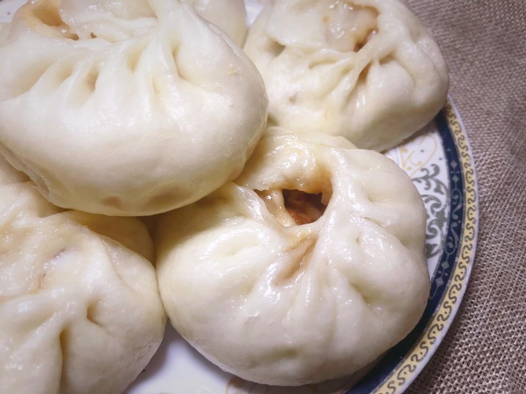云朵般松软爆浆蜜汁叉烧包