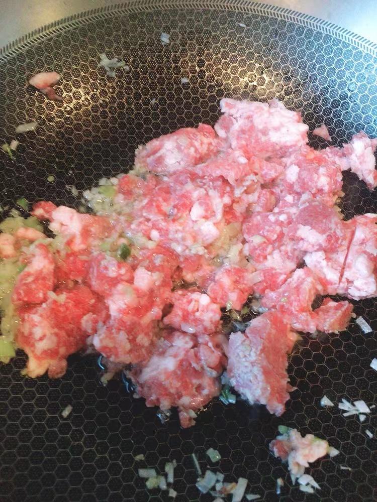 孩子超爱吃的萝卜猪肉水饺，专治不吃菜的熊孩子的做法 步骤2