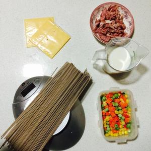 无奶油培根白酱荞麦面的做法 步骤1