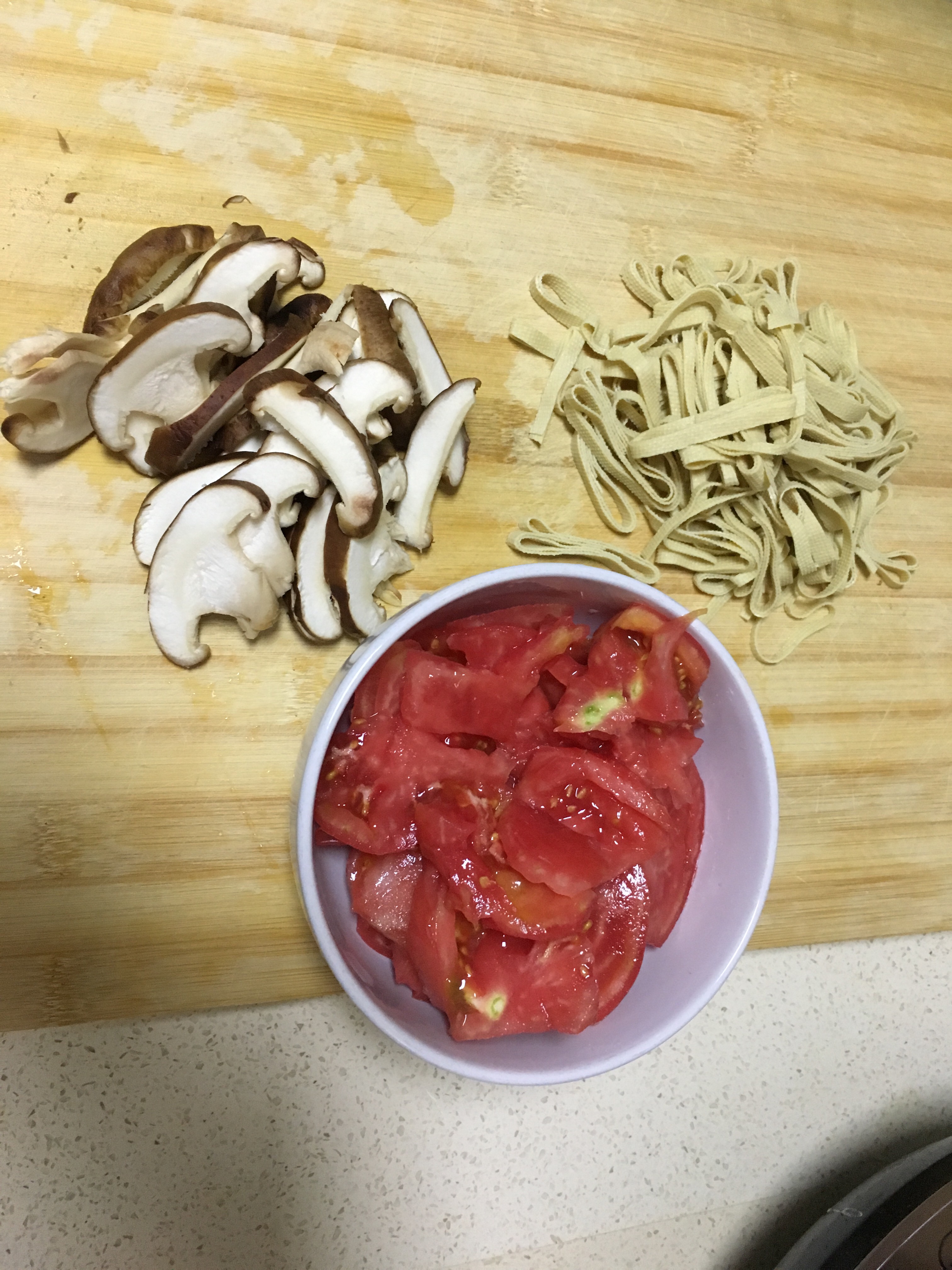 西红柿香菇豆皮汤的做法