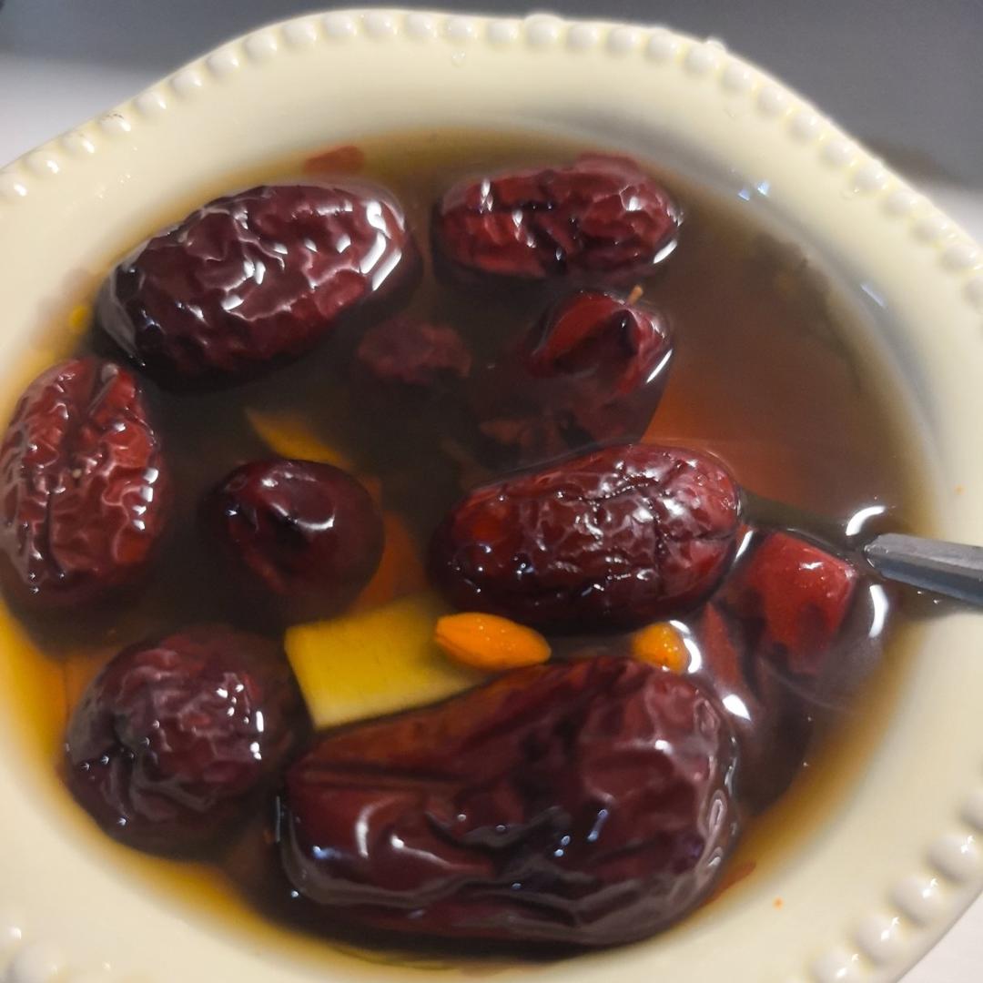红枣桂圆枸杞红糖水