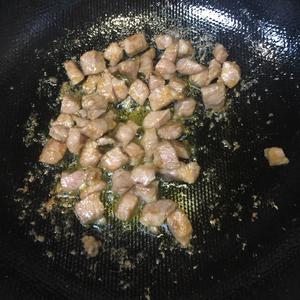 毛豆炒肉丁的做法 步骤4