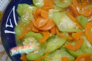 夏天清爽小菜～丝瓜炒胡萝卜的做法 步骤1