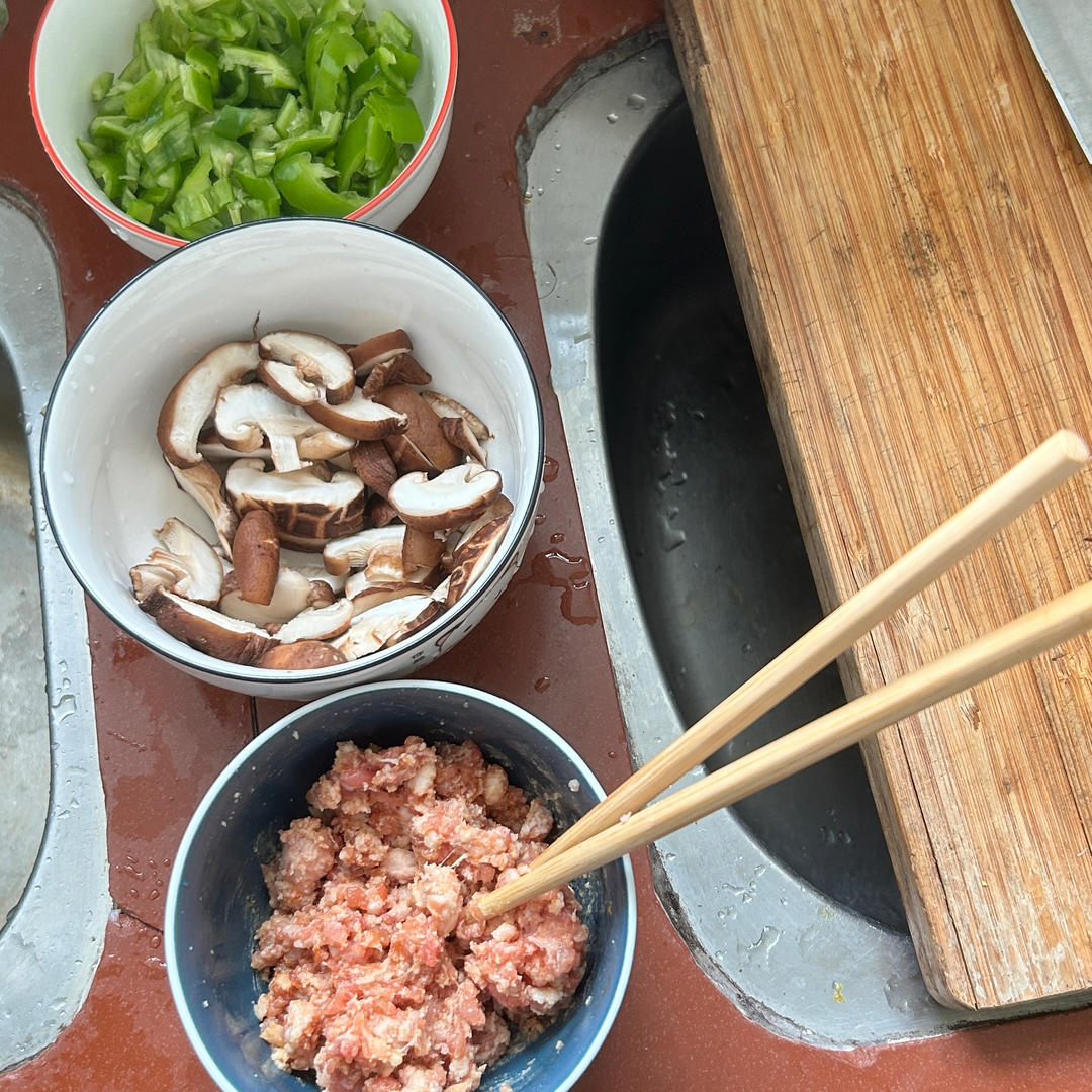 一人食日记1  辣椒肉沫炒香菇的做法 步骤1