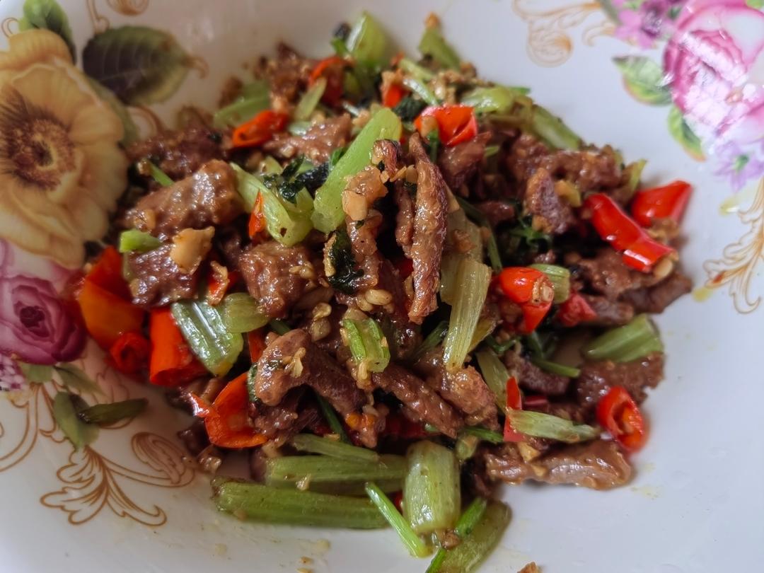 好吃到邻居敲门蹭饭的芹菜炒牛肉！