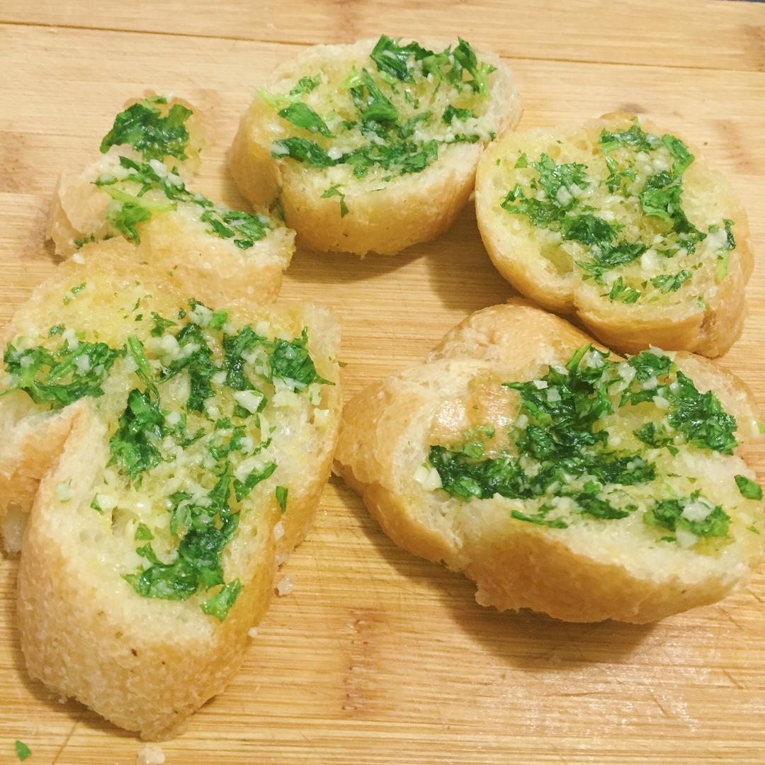 微波炉芹菜蒜蓉懒人法棍的做法