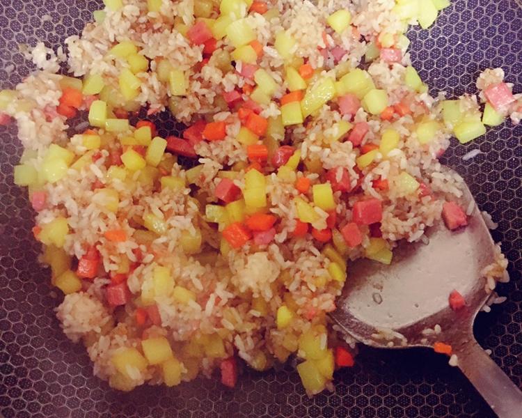 土豆香肠胡萝卜炒饭