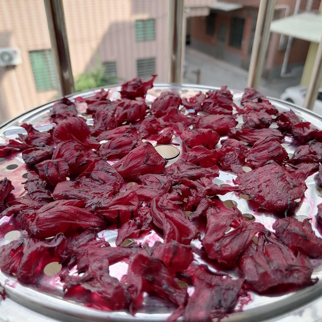 听说洛神花补铁，美容养颜，但是味道太酸了，然后做成果脯当零食吃，太好吃了