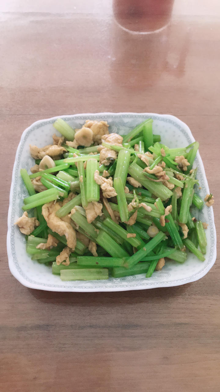 芹菜炒鸡蛋(超级简单的快手菜呀~)