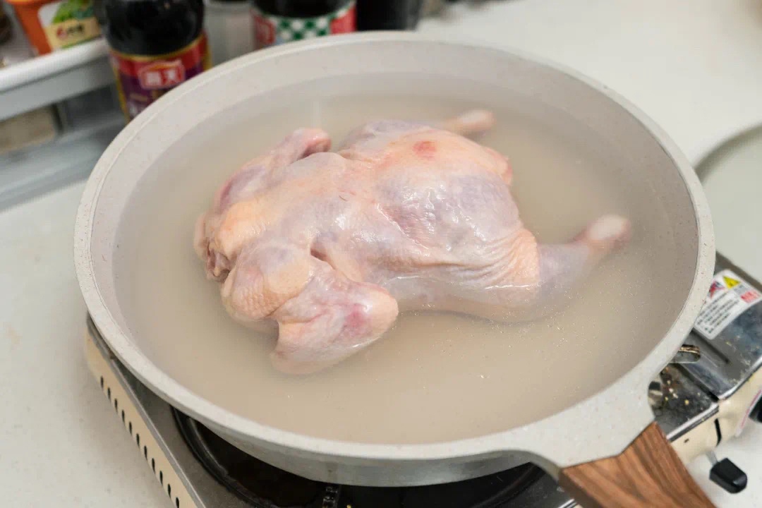 学会这道超快手超美味口水鸡，让你抢尽年夜饭桌上的风头?的做法 步骤2