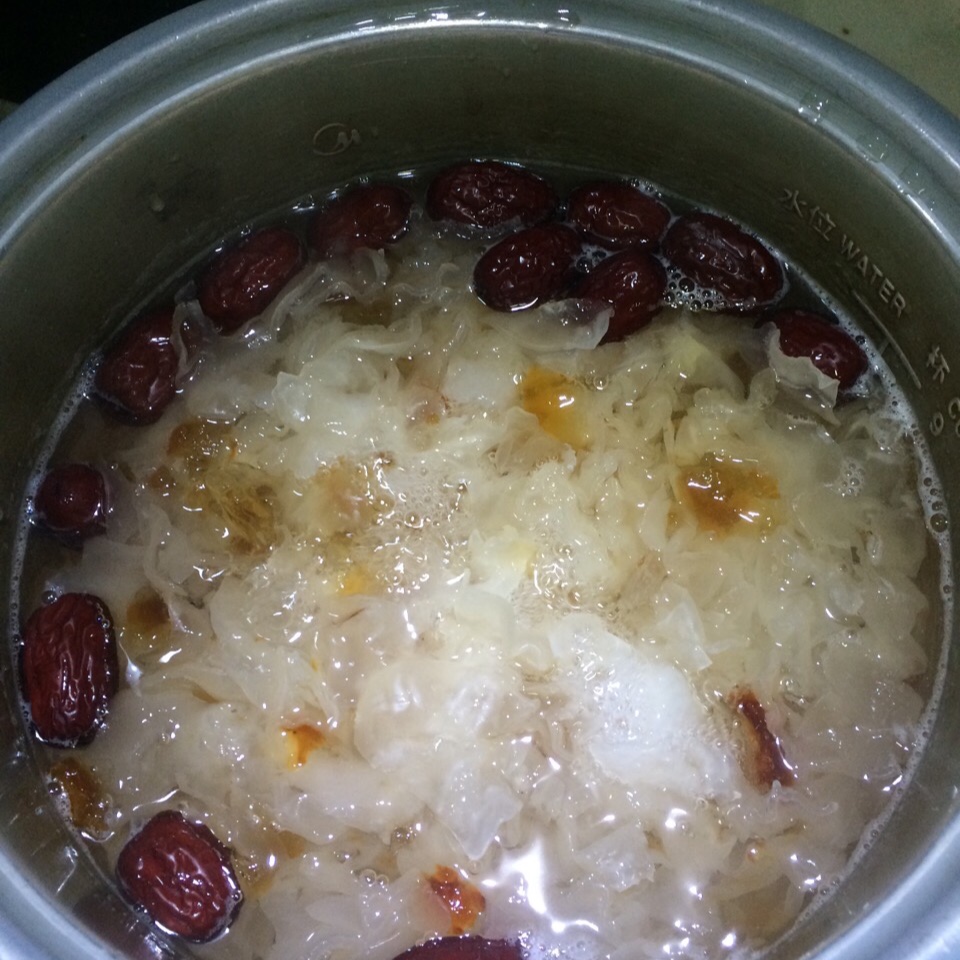 蔓越莓桃胶银耳羹