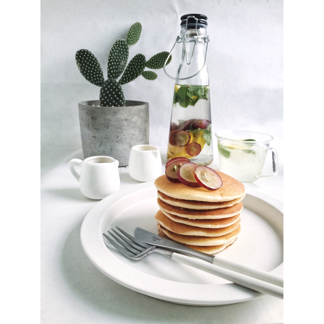 【酸奶松饼yogurt pancake】，搭上黑莓果酱和枫糖的美味。