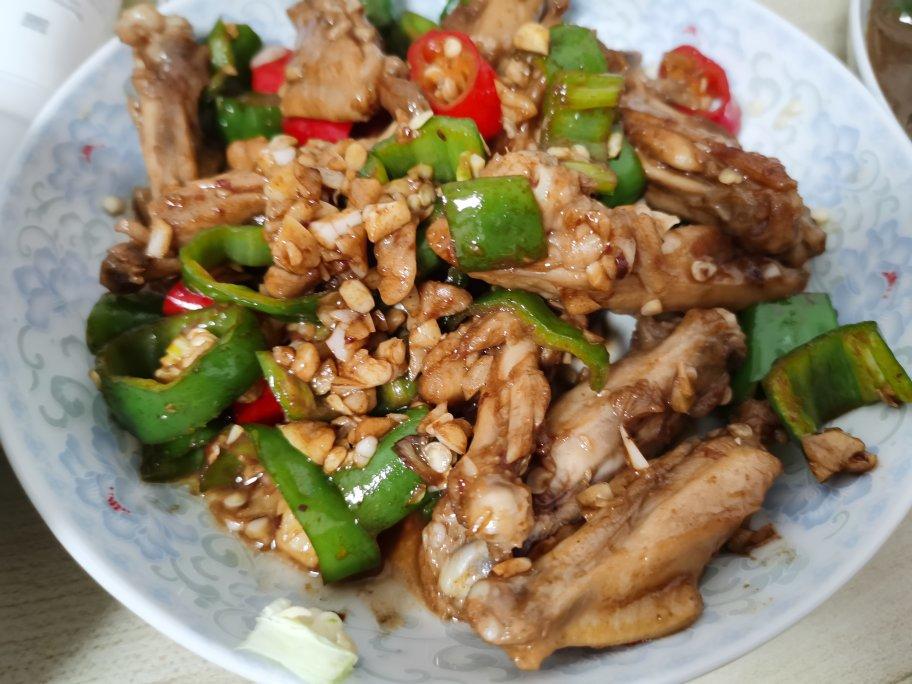 蒜香浓郁，鲜嫩多汁的蒜香鸡翅