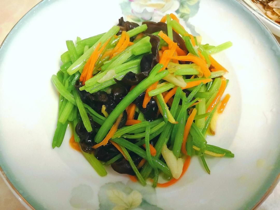胡萝卜木耳炒芹菜