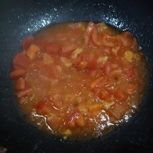 超级简单的西红柿金针菇豆腐汤的做法 步骤3