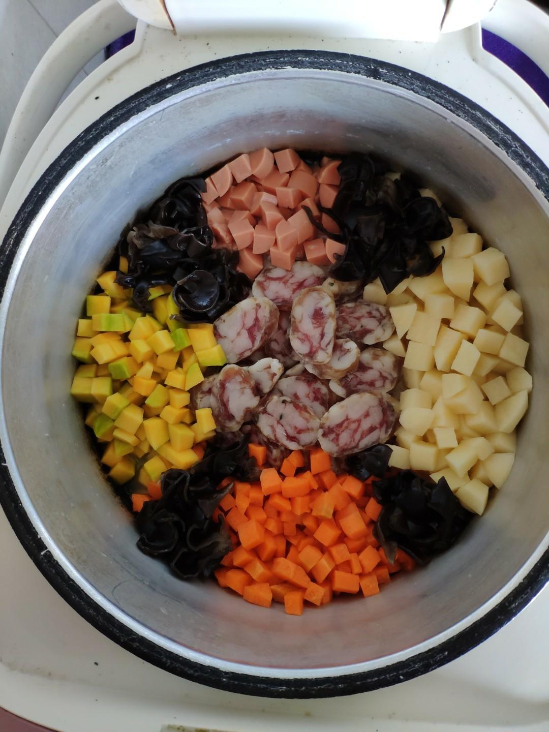 电饭煲香肠焖饭的做法