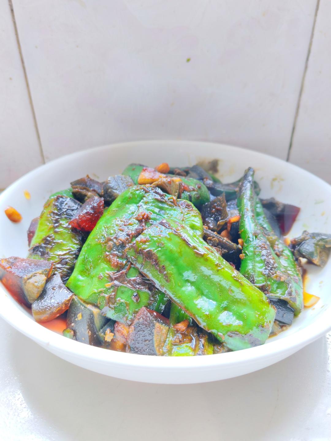 看着丑，但巨好吃的湖南名菜：辣椒擂皮蛋