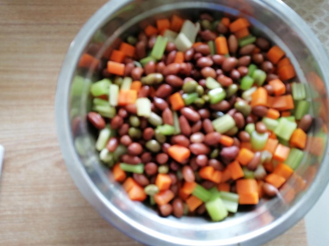 凉拌芹菜花生米胡萝卜