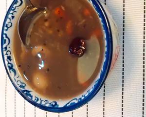 红枣桂圆枸杞黑芝麻养颜粥的做法 步骤1