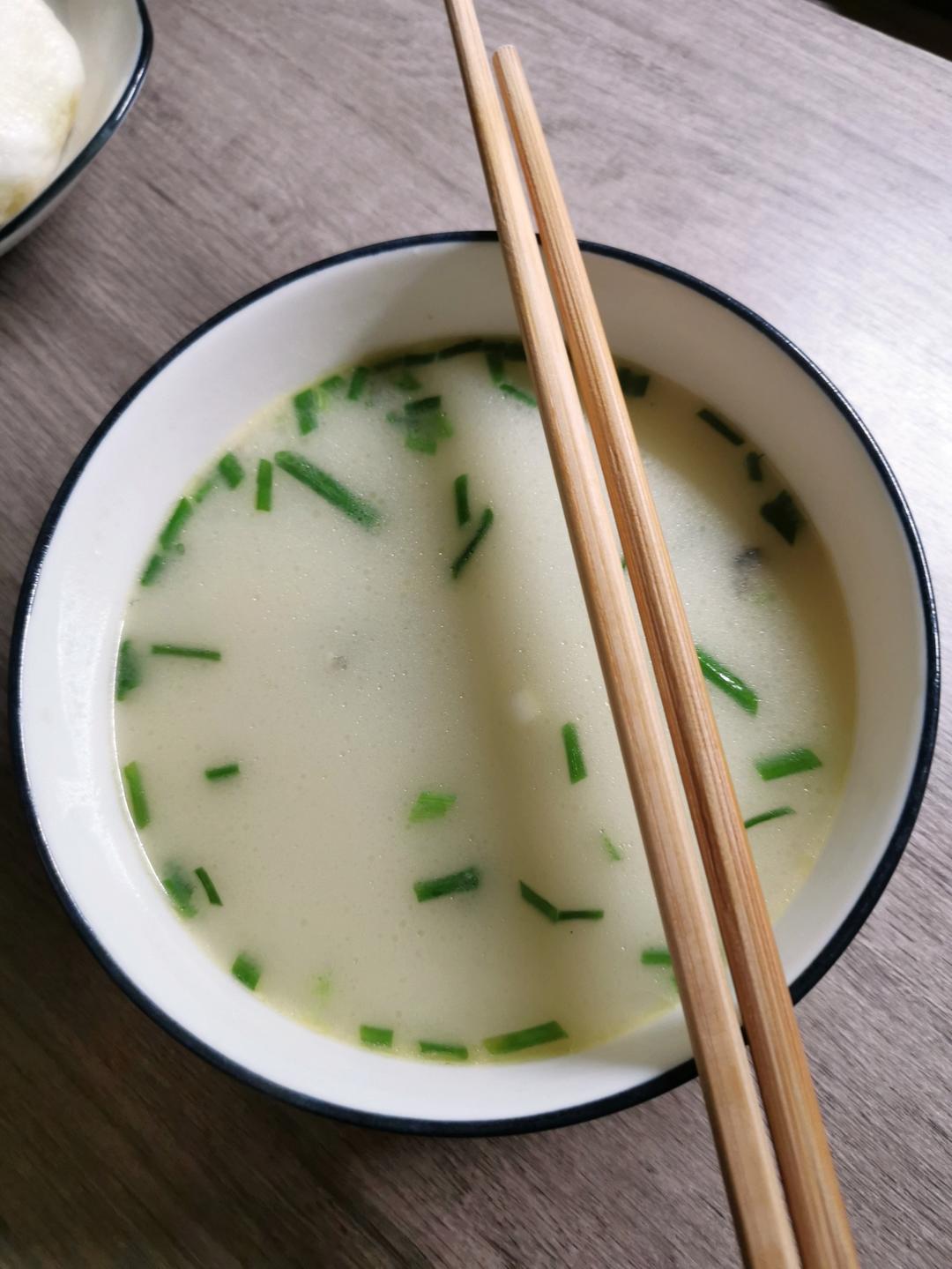 清炖鲫鱼汤 三个关键步骤让你轻松炖出汤浓味鲜色白似奶的鲫鱼汤