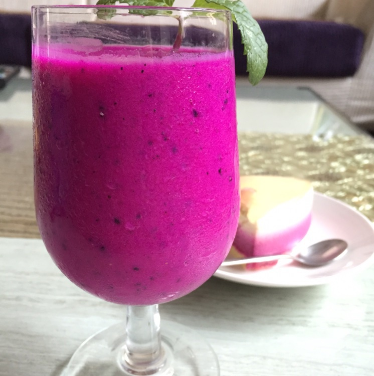 喵呜一口做的火龙果香蕉奶昔