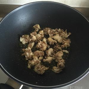 袖珍菇、马蹄，小虾、莴笋炒的做法 步骤6
