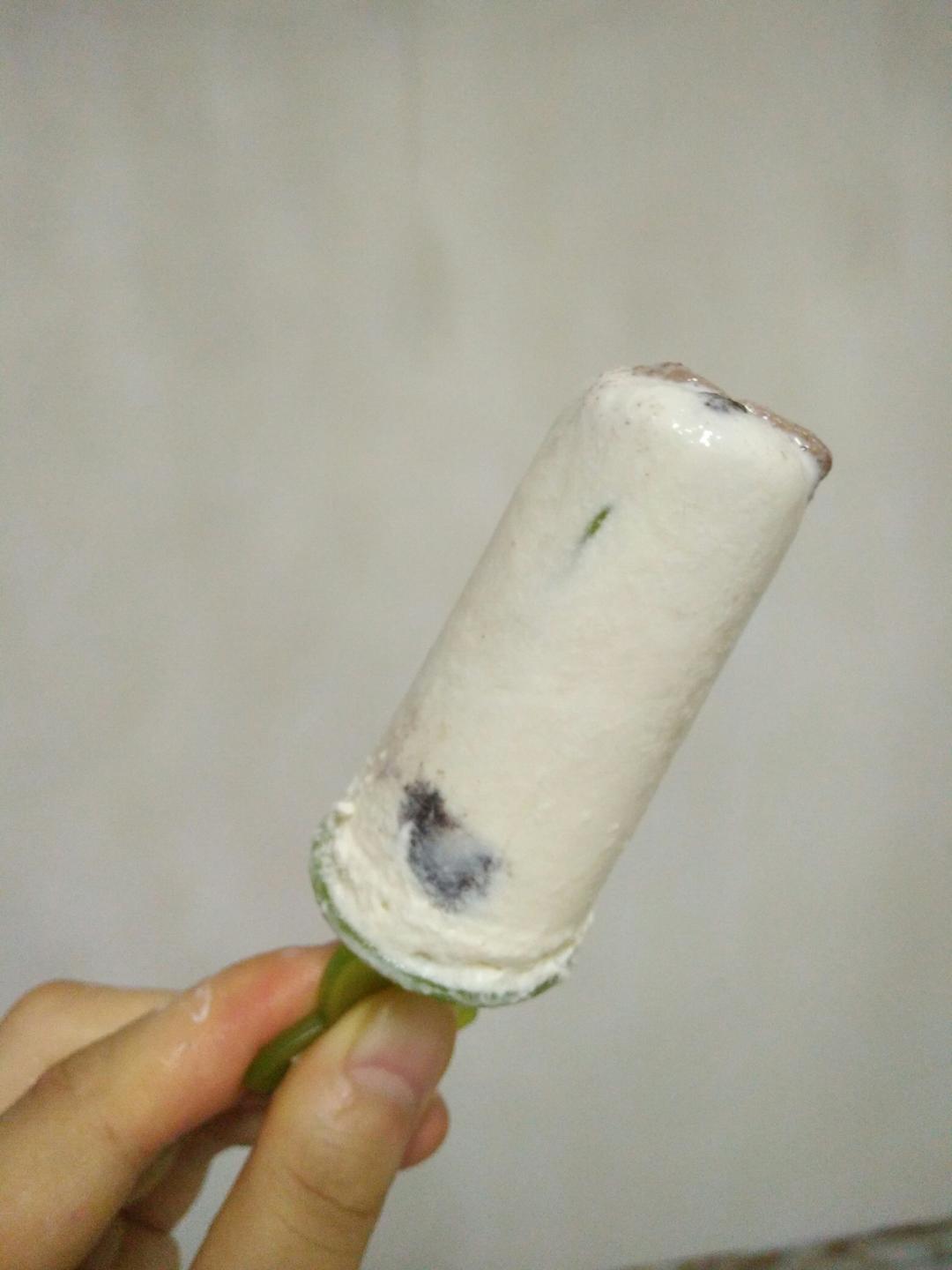 简单的奥利奥牛奶雪糕（不用任何机器）