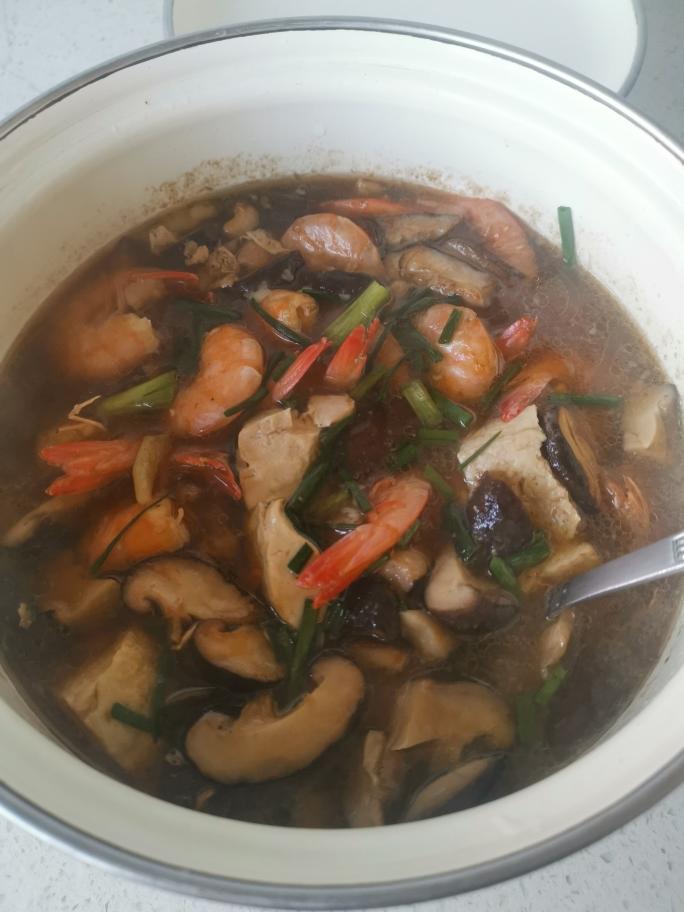 鲜虾菌菇豆腐汤