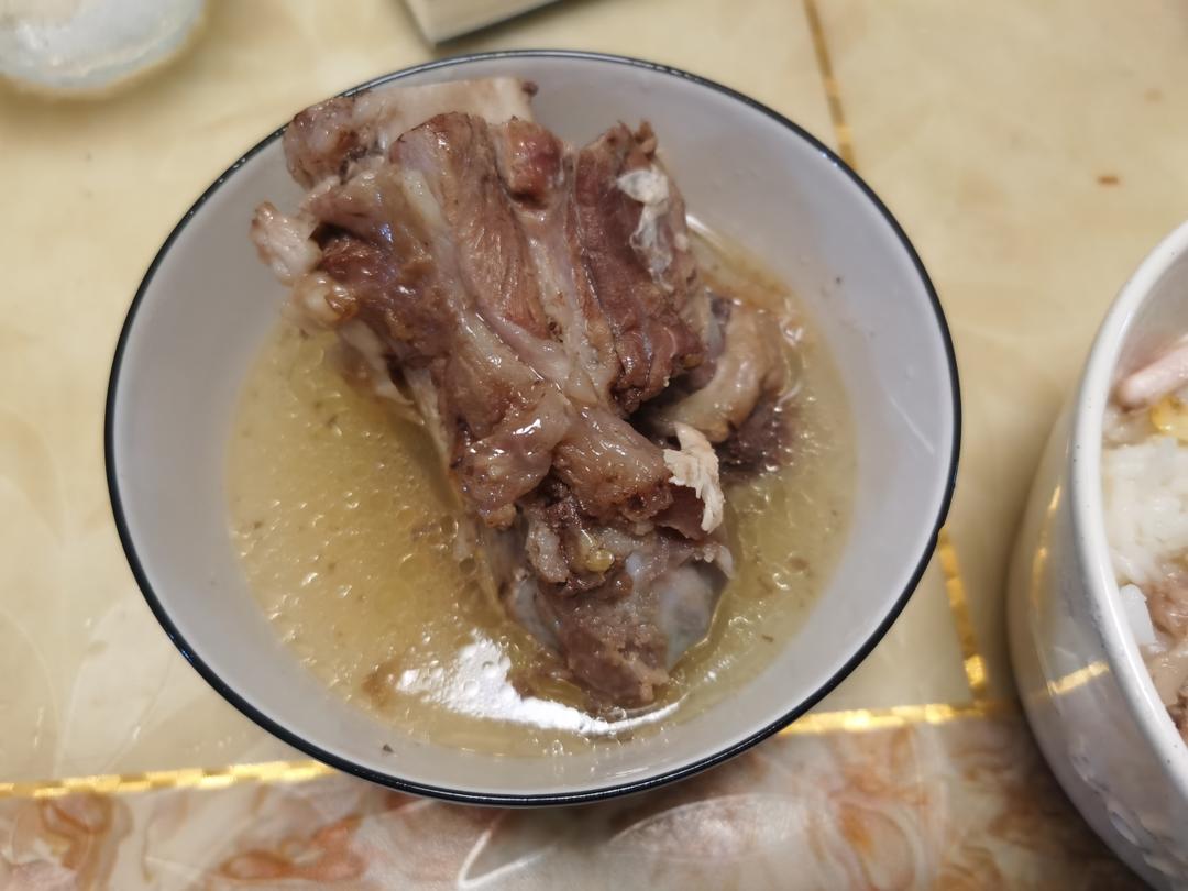 非常简单又美味的大骨头汤