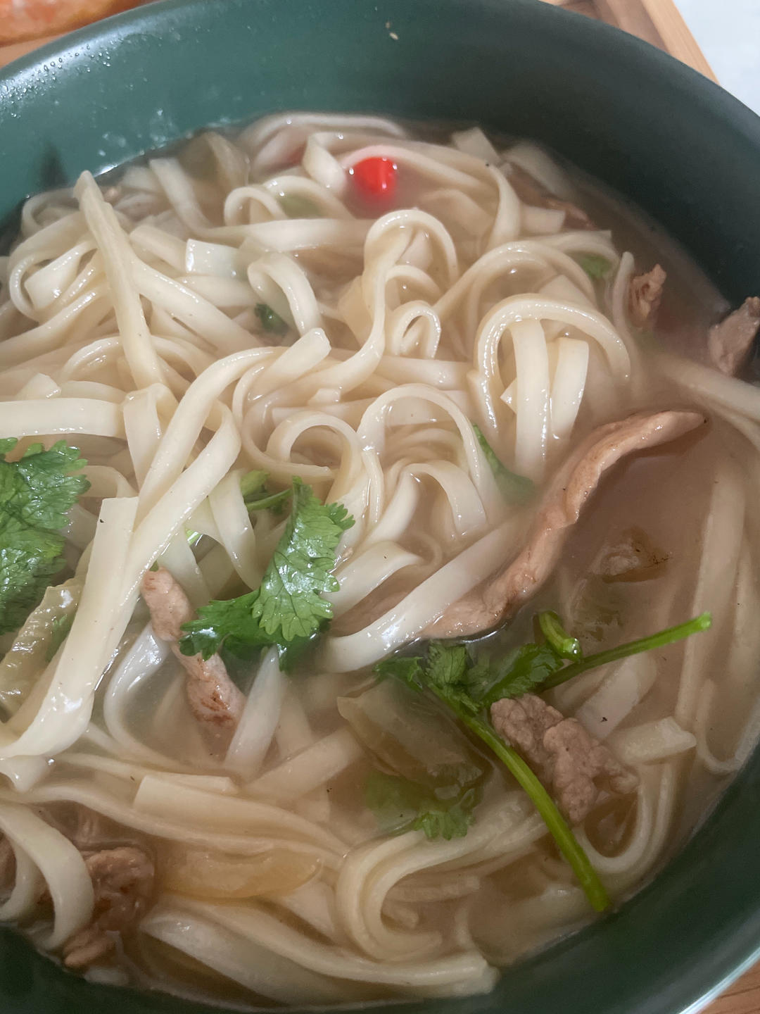 教你在家也可以做的榨菜肉丝面，香辣开胃，面条好吃到连汤都不剩