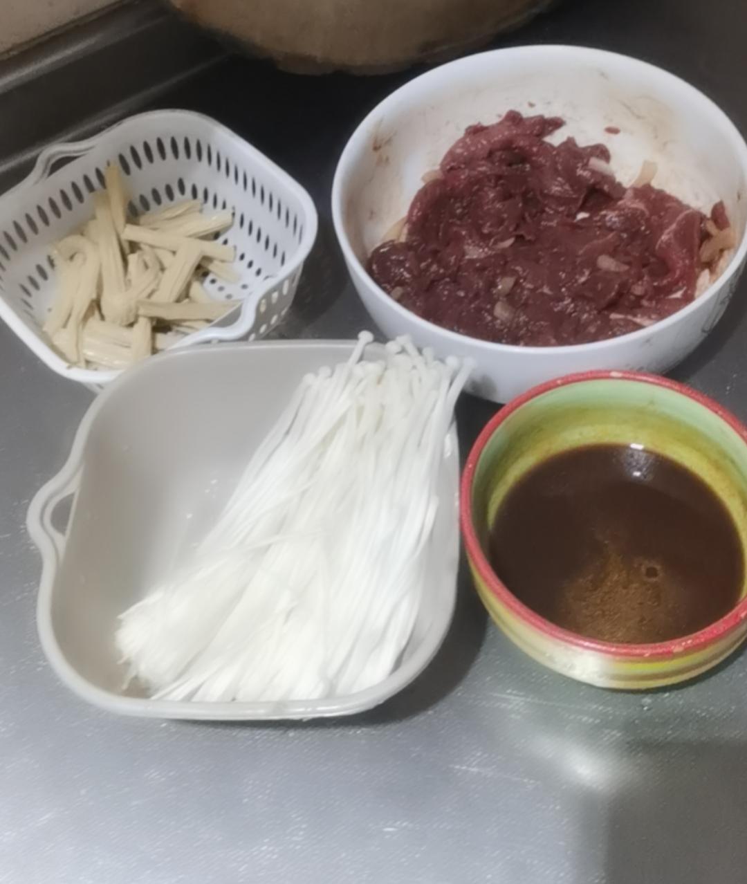 沙茶牛肉啫啫煲的做法 步骤1