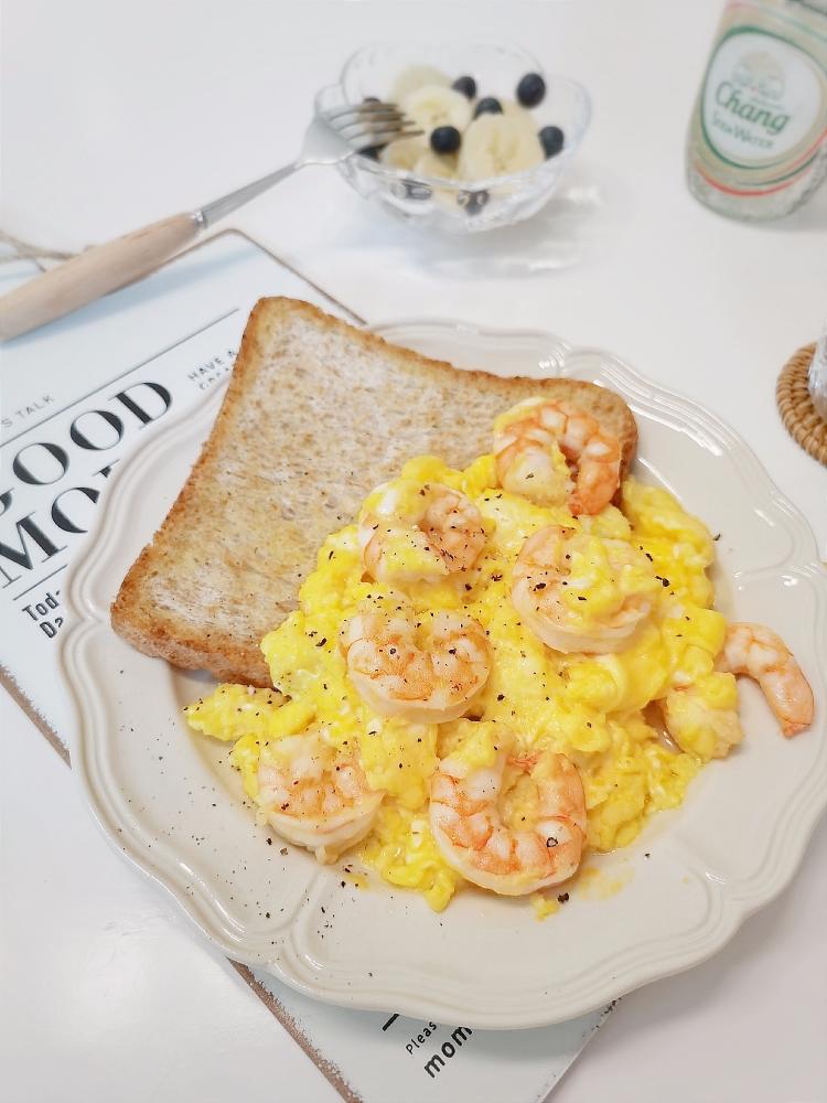 开放式吐司，超嫩滑的滑蛋虾仁