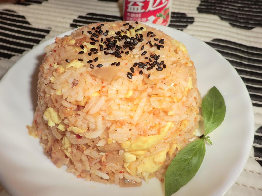 泡菜三文鱼肉鬆炒饭的做法