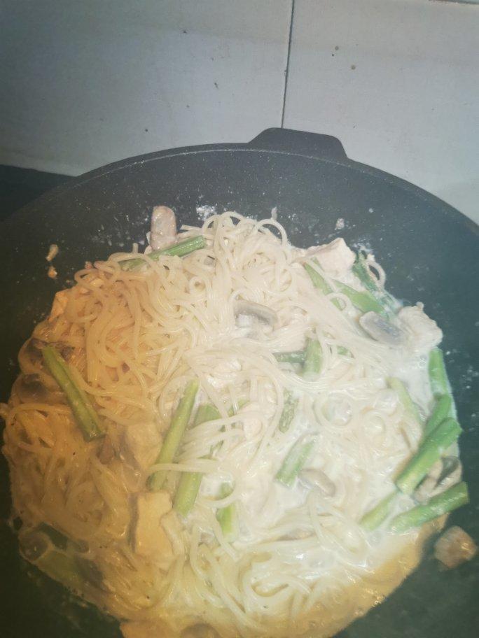 三文鱼芦笋奶油意面