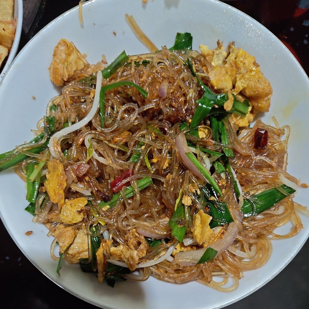 家庭版炒合菜【绿豆芽粉条炒鸡蛋】