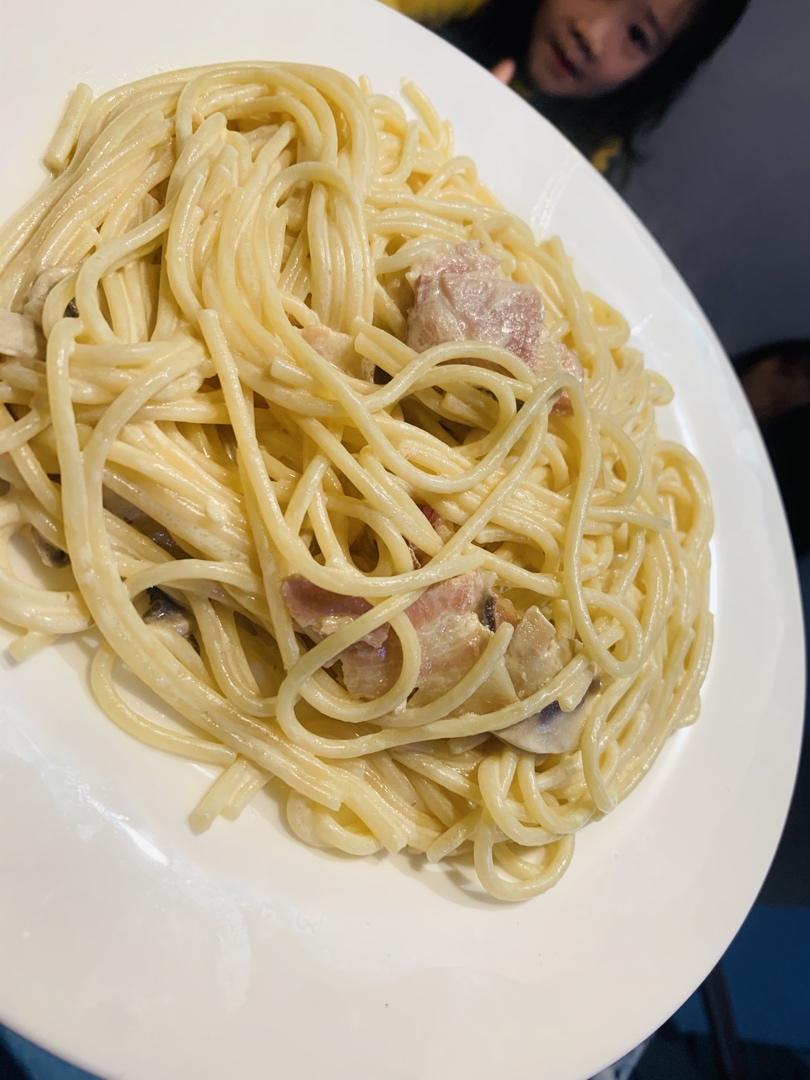 白蘑菇奶油培根意面