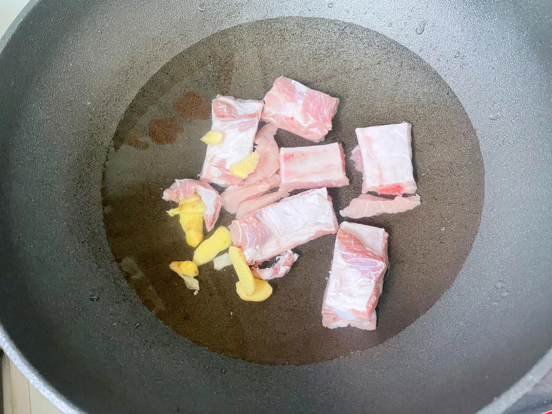 鲜菇土豆排骨汤【10月北鼎蒸炖锅食谱】