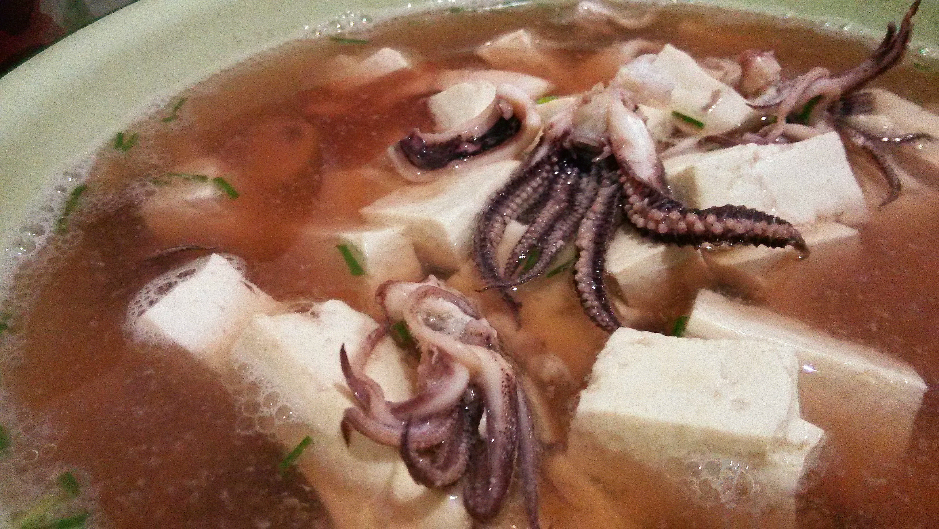 石锅牡蛎鱿鱼豆腐汤