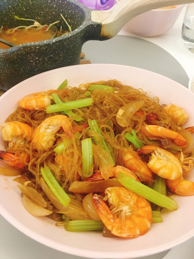 教你用平底锅做超香的粉丝虾煲，一盘根本不够吃